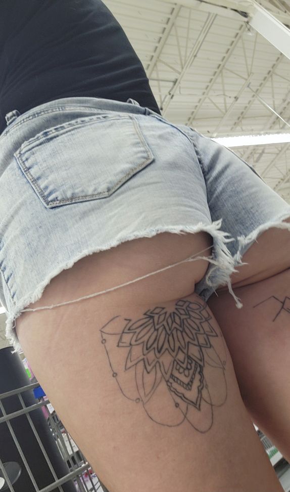 Sexy tattooed milf loves to strike a pose🥵