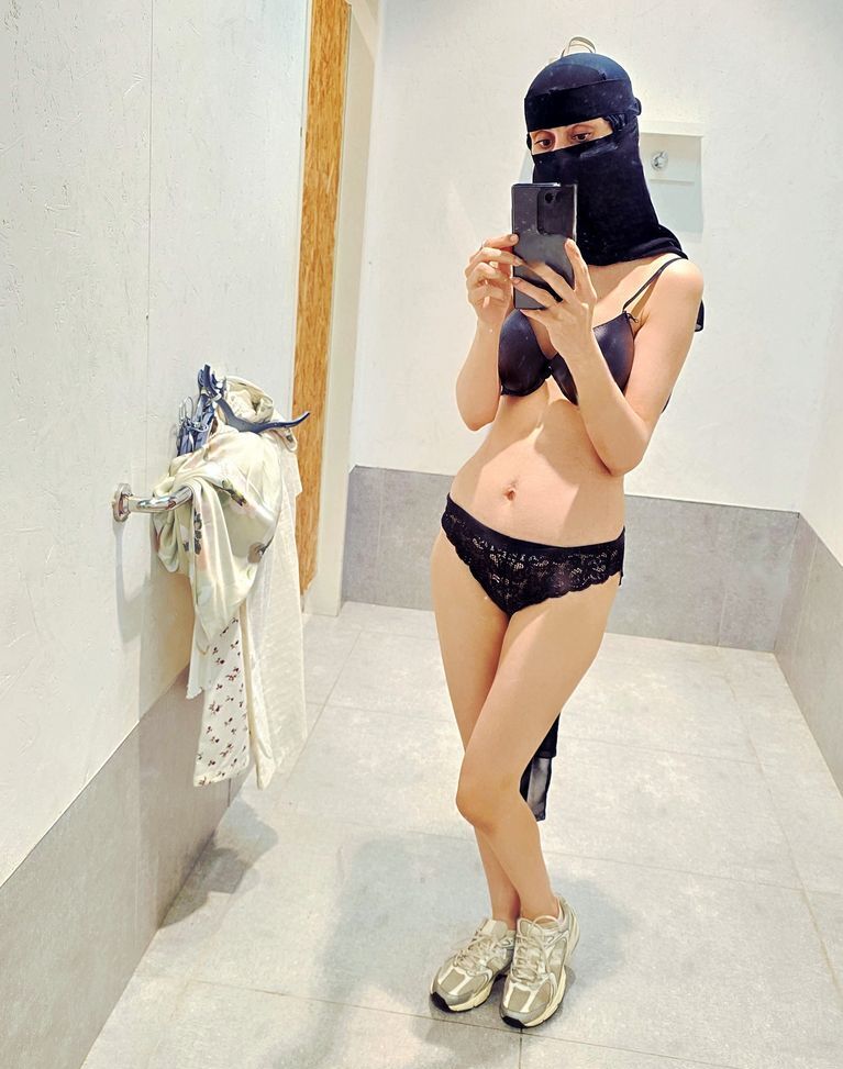 Niqab naked in change room قحبه منقبه