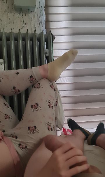 gf handjob me on couch