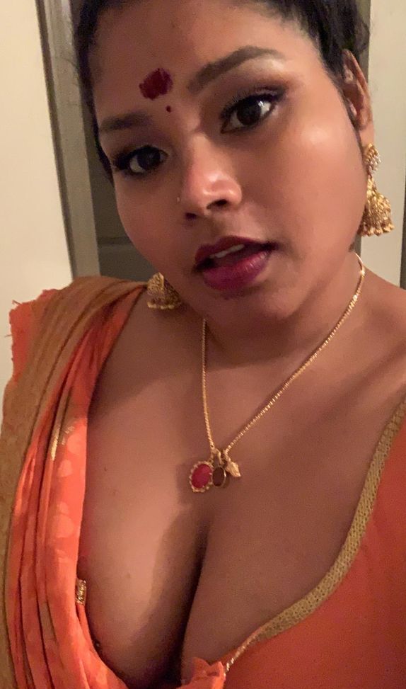 Desi girlfriend saree tease